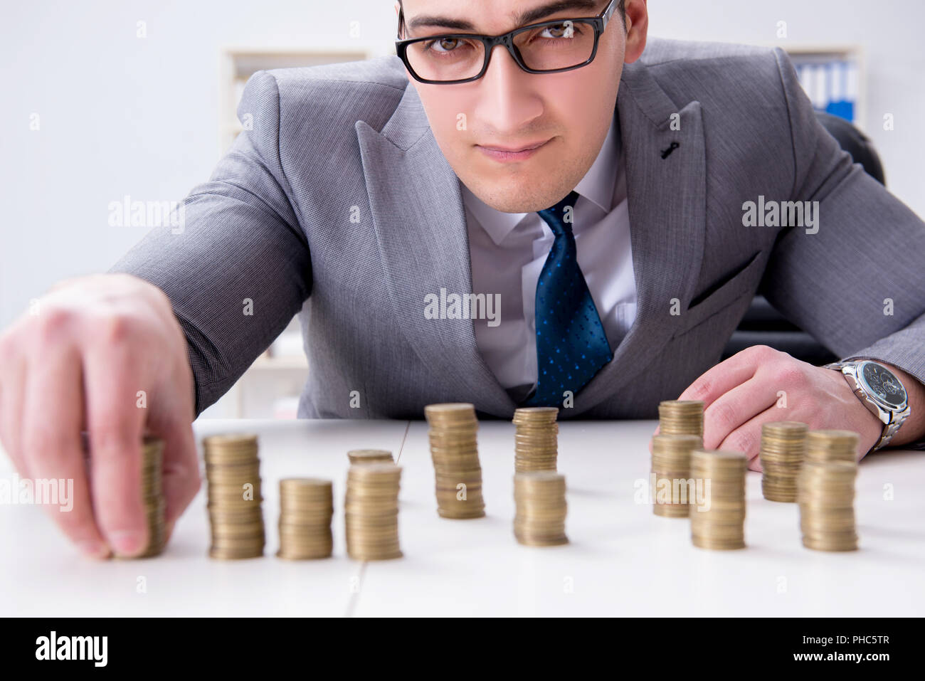 Businessman avec pièces d'or dans la croissance de l'entreprise concept Banque D'Images