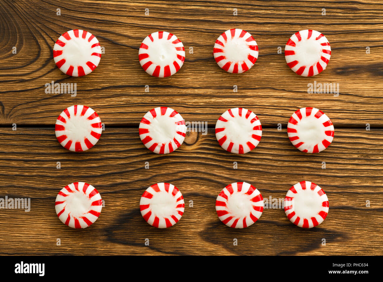 Belles rangées de populaires saveur menthe rouge et blanc bouilli bonbons starlight sur un fond de bois rustique Banque D'Images