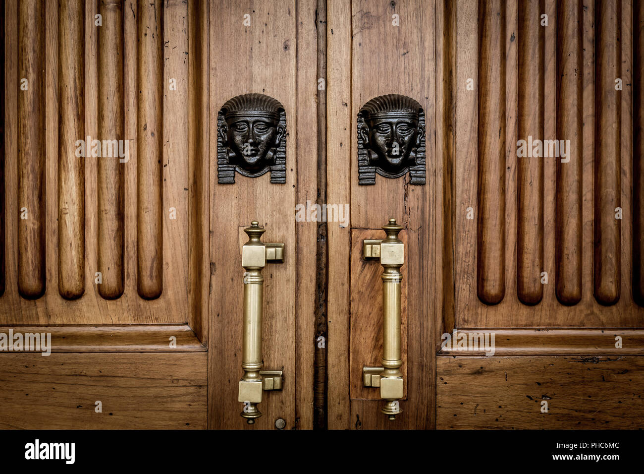 Têtes de sphinx à l'entrée porte en bois Banque D'Images