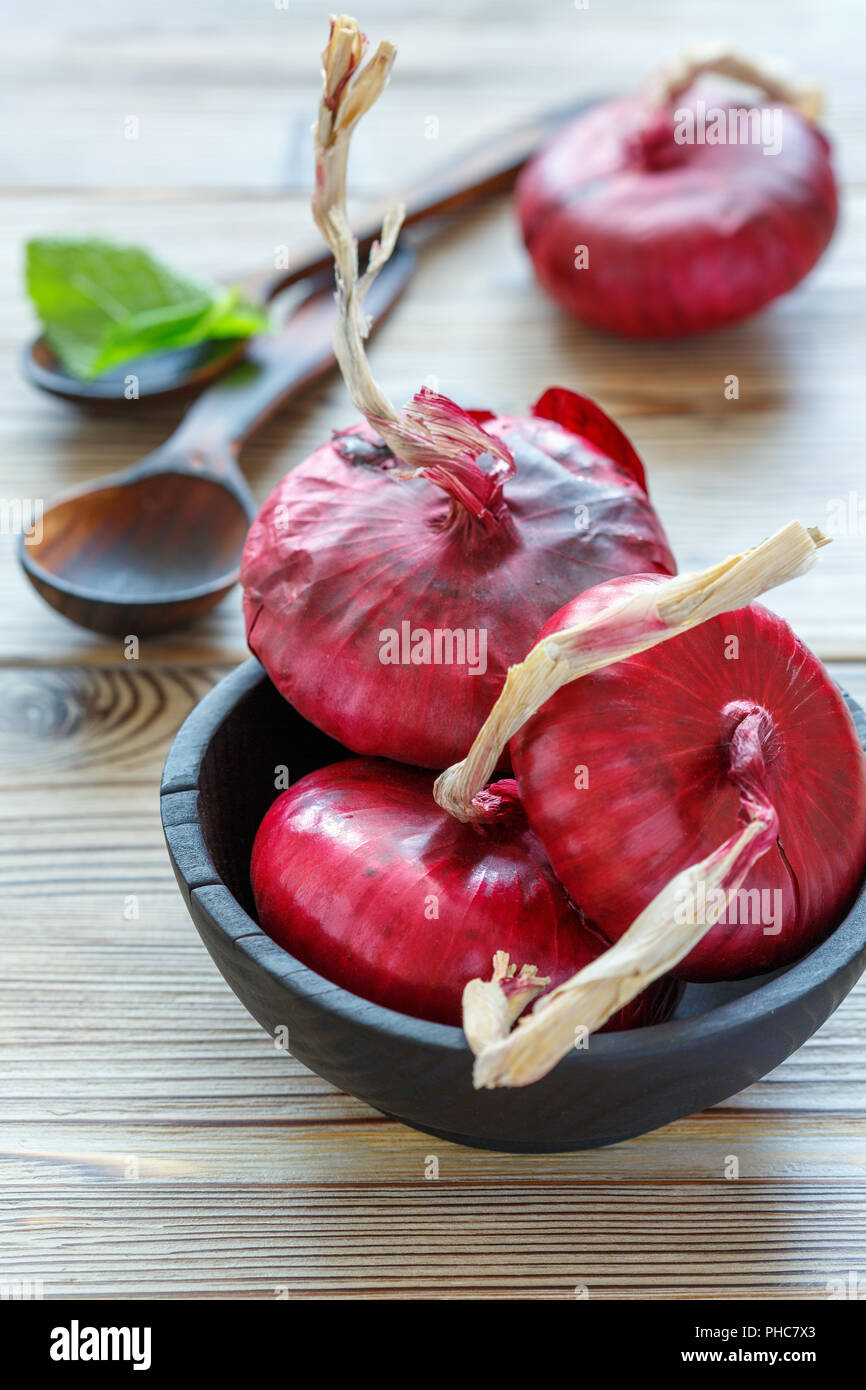 Red oignons doux dans un bol en bois. Banque D'Images