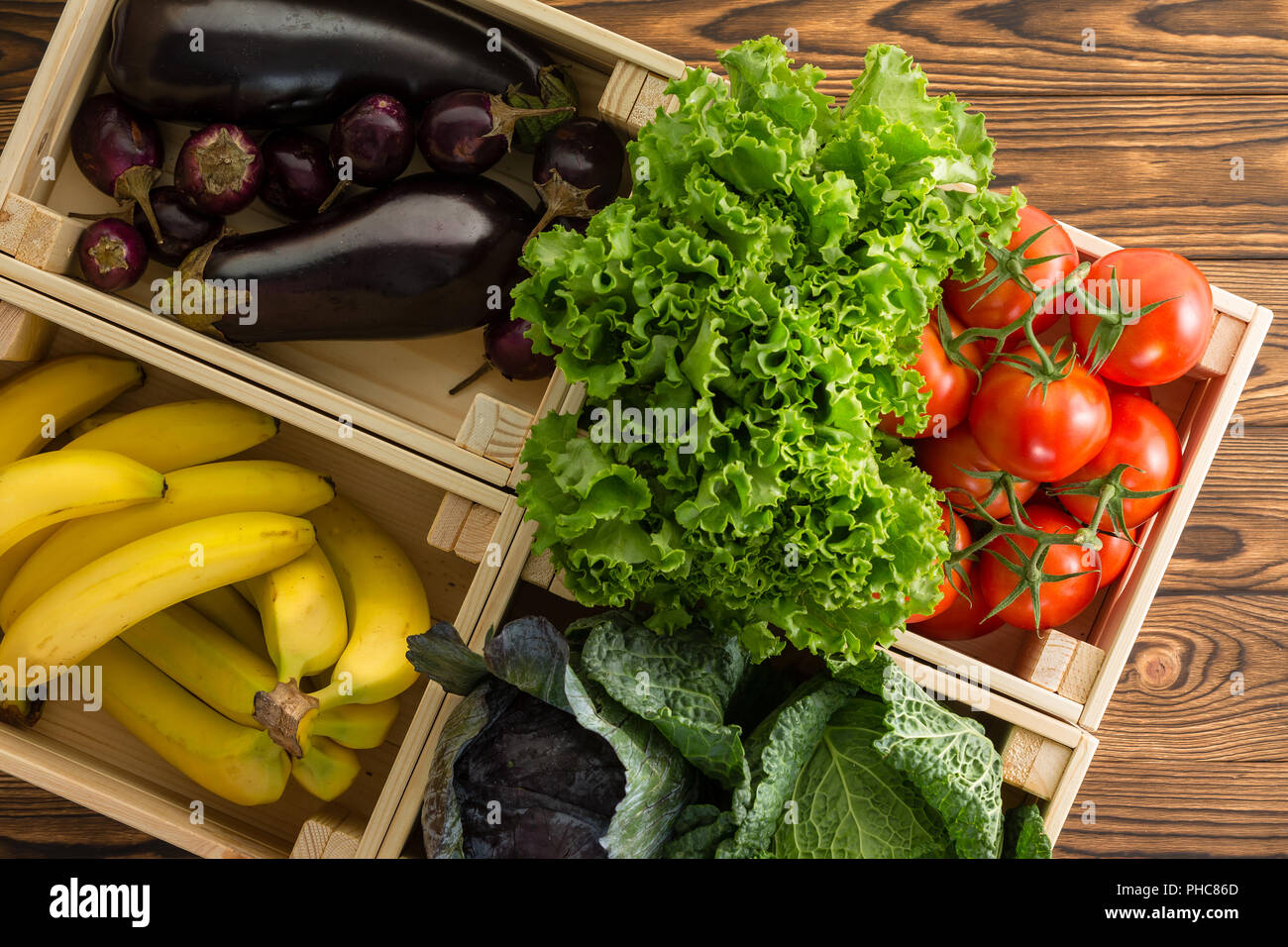 Un assortiment de légumes frais biologiques dans des caisses en bois sur l'affichage à un marché de fermiers vue close up d'en haut sur une table en bois rustique dans un régime alimentaire sain c Banque D'Images