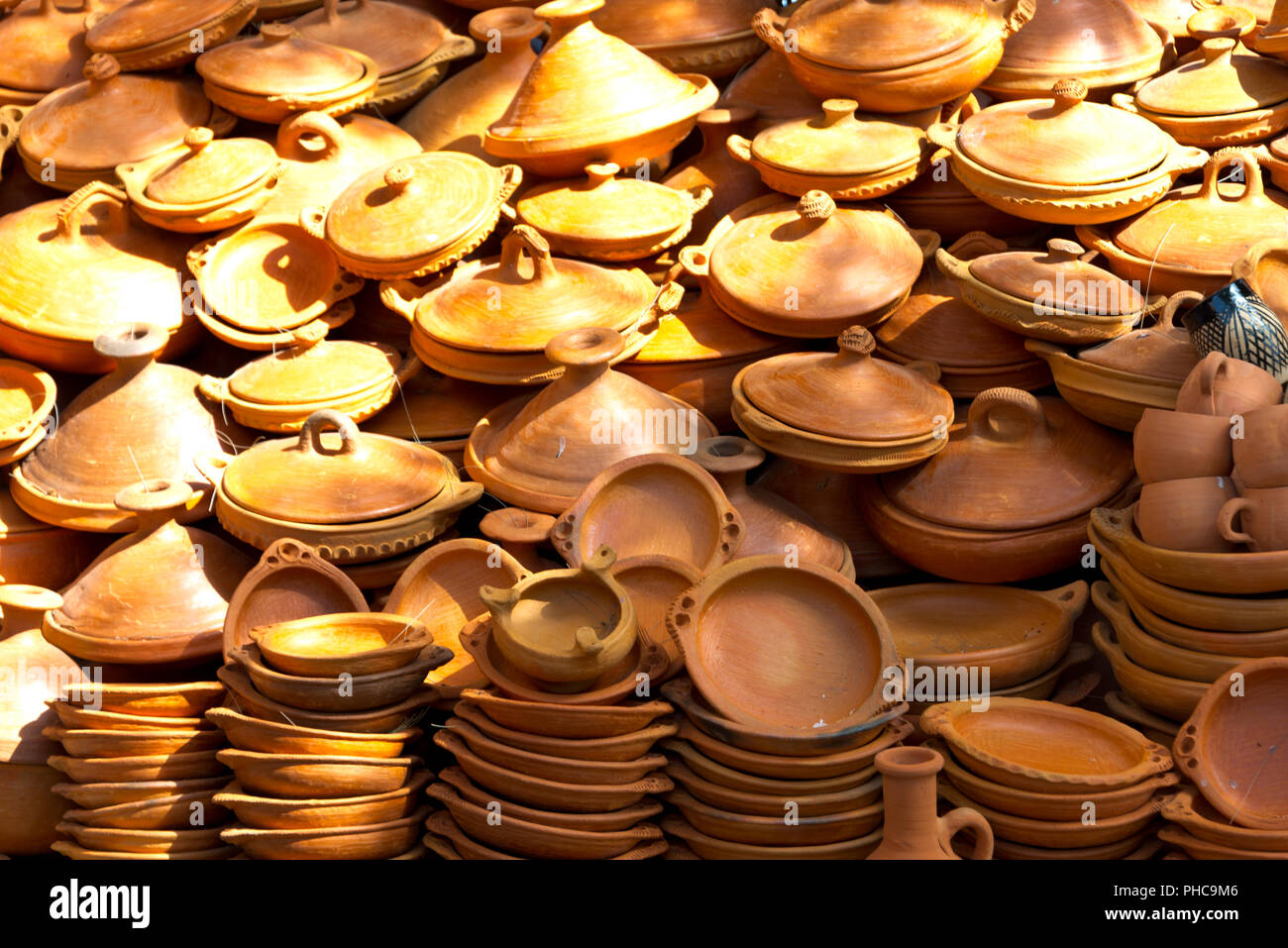 Sur le marché marocain de la poterie Banque D'Images