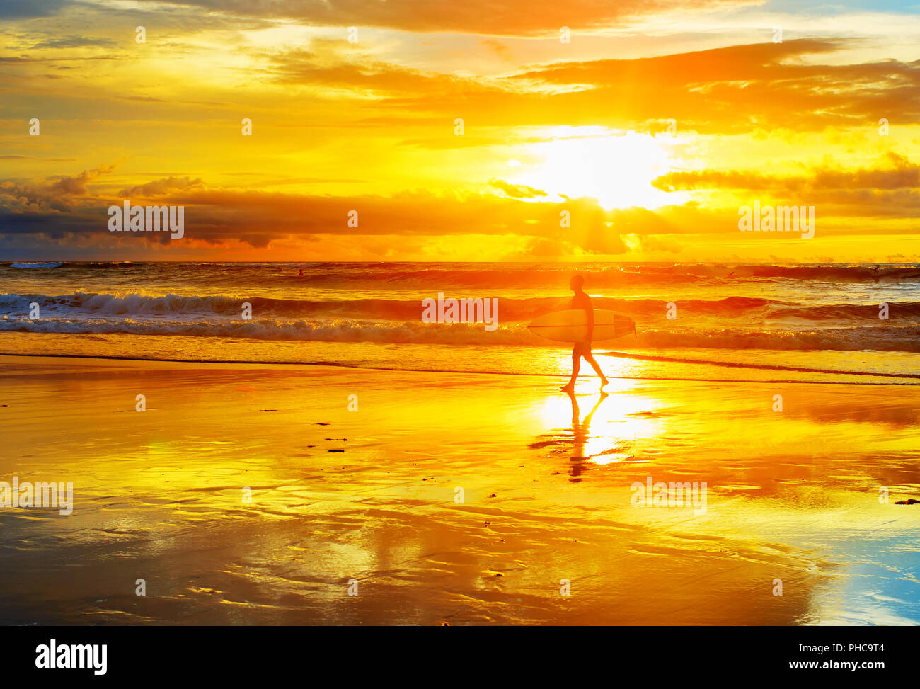 Surfer au coucher du soleil. L'île de Bali Banque D'Images