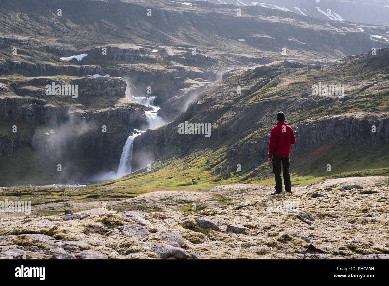 Admire la vue du voyageur en cascade de l'Islande. Paysage d'été sur une journée ensoleillée. Très beau site naturel Banque D'Images