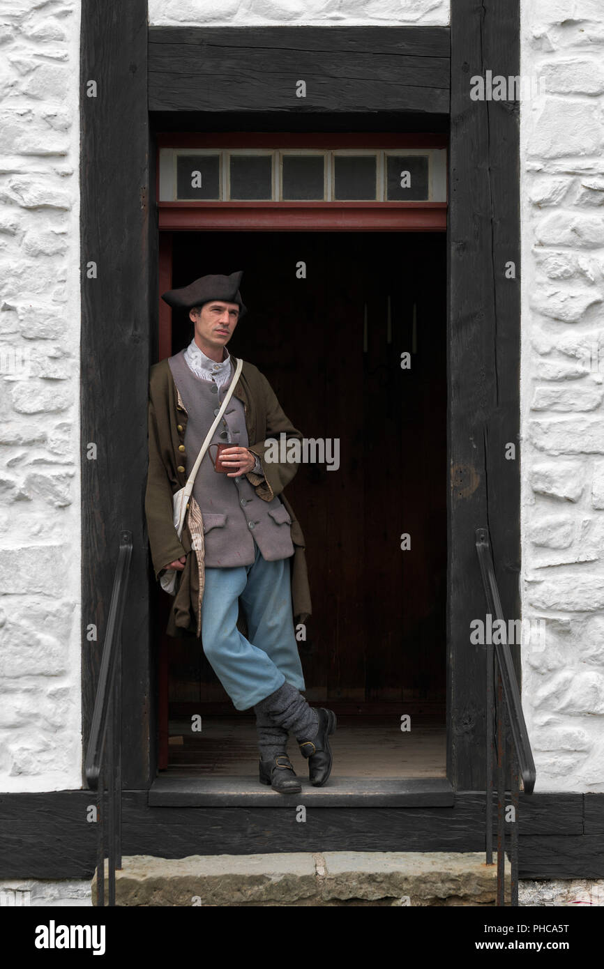 Soldat français se penchant à l'intérieur de porte à la Forteresse de Louisbourg National Historic Site of Canada à Louisbourg, en Banque D'Images