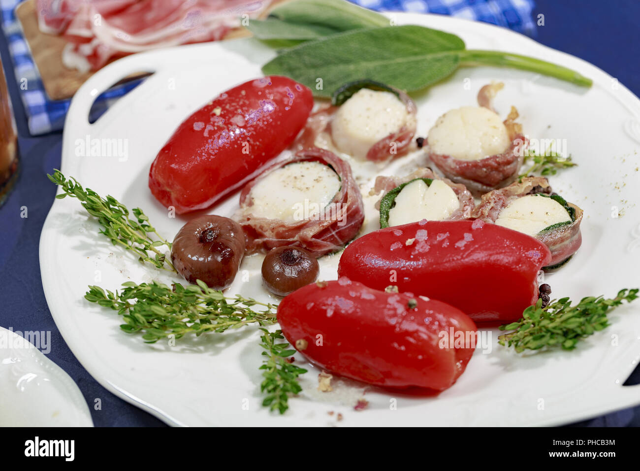 Confit de tomates de San Marzano et de pétoncles Saltimbocca Banque D'Images