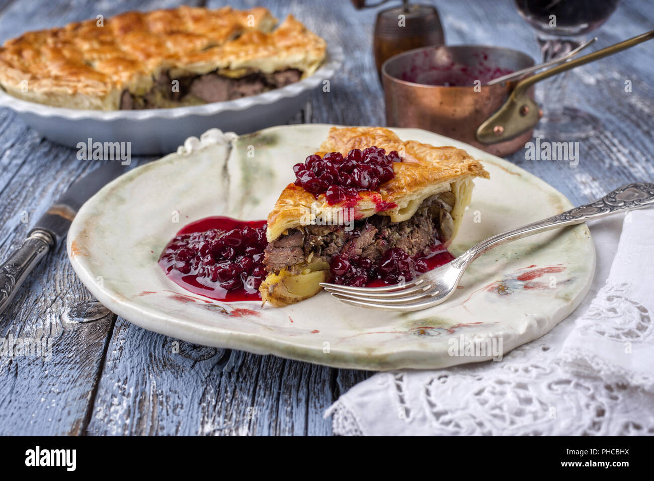 Tarte de venaison avec relish de canneberges comme close-up sur une plaque Banque D'Images