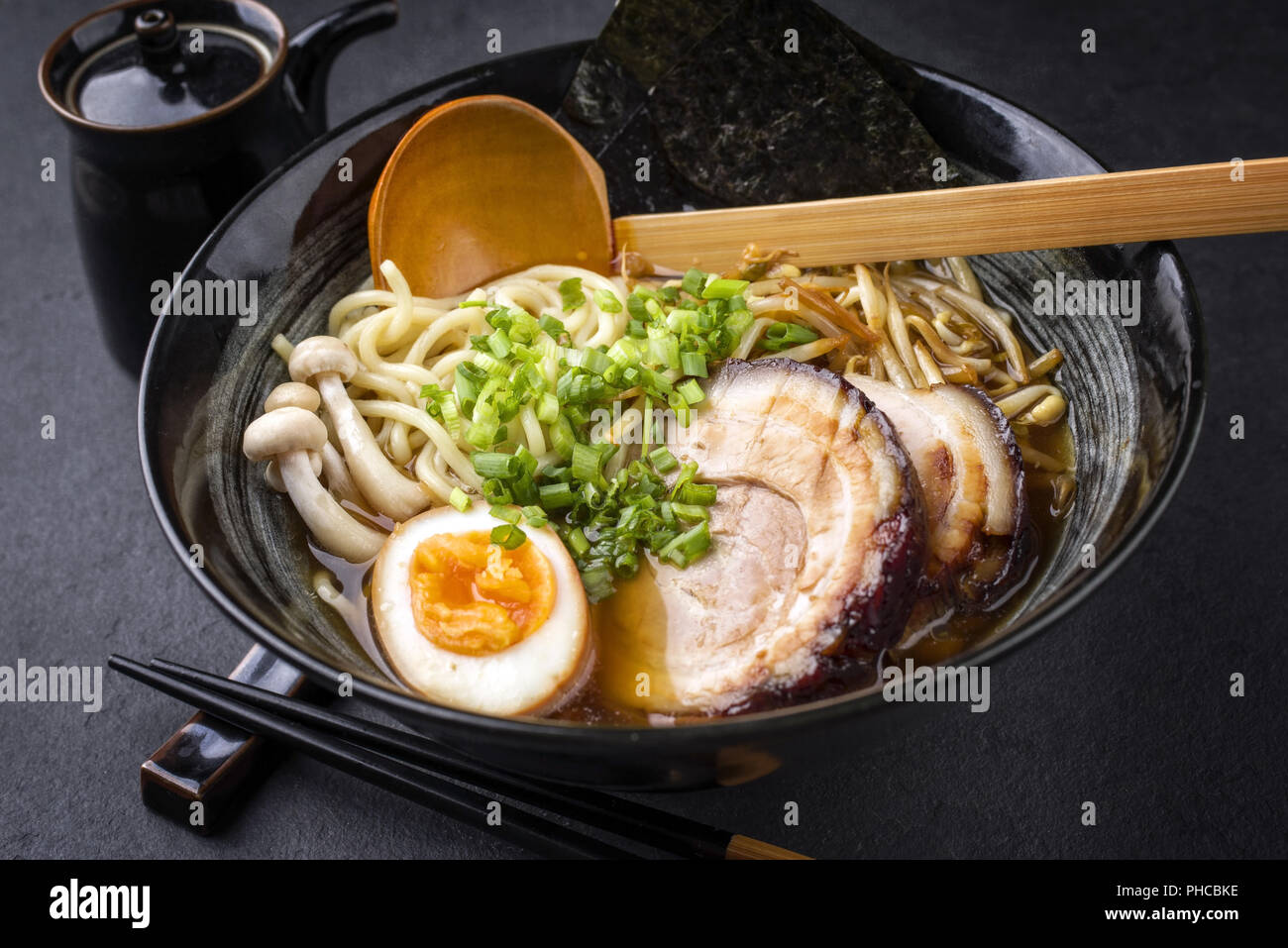 Yakibuta Ramen traditionnel avec du porc comme close-up dans un bol Banque D'Images