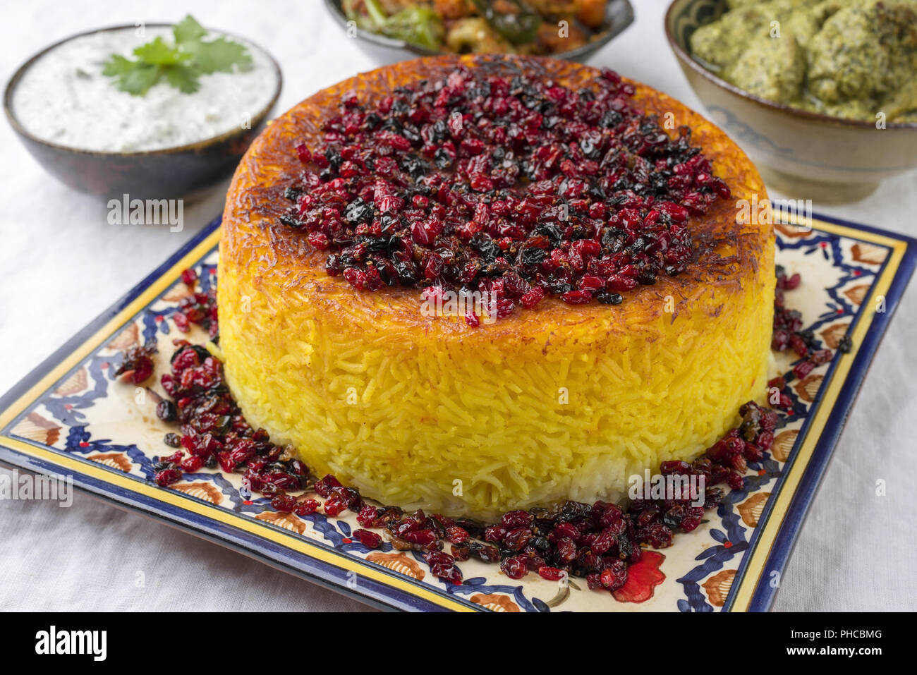 Gâteau de riz traditionnel au curry et yaourt sur une table Banque D'Images