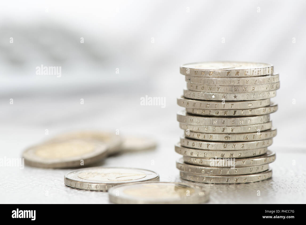 Les pièces en euros empilés avec des données et tableau des marchés de change Banque D'Images