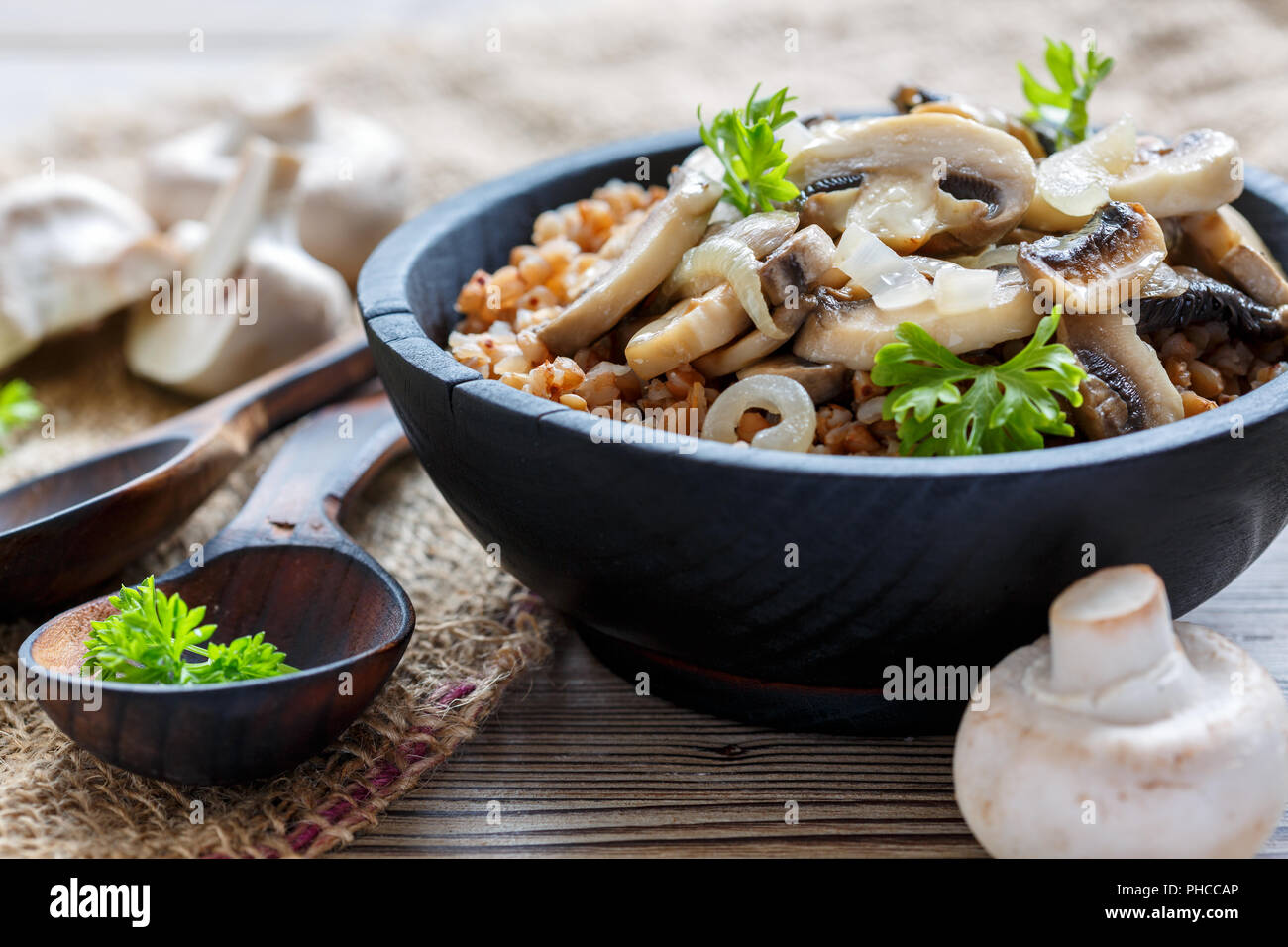 Le sarrasin bouilli avec poêlée de champignons et d'oignons. Banque D'Images