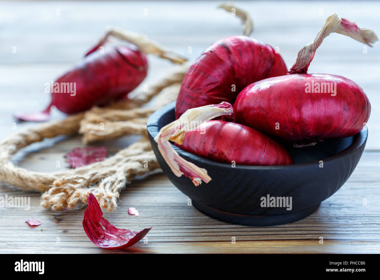 Oignons rouges doux dans un bol en bois. Banque D'Images