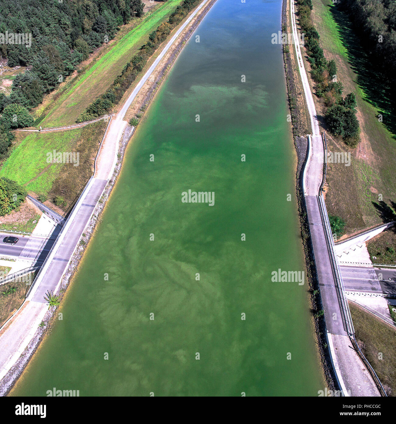 Photo aérienne d'un pont sur un canal street Banque D'Images