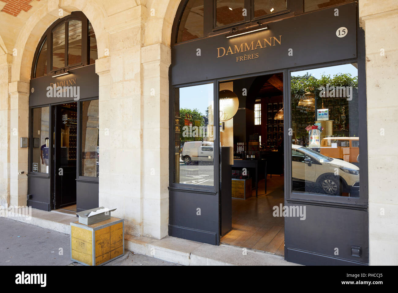 La porte d'entrée Dammann Freres magasin de thé de la Place des Vosges à Paris Banque D'Images