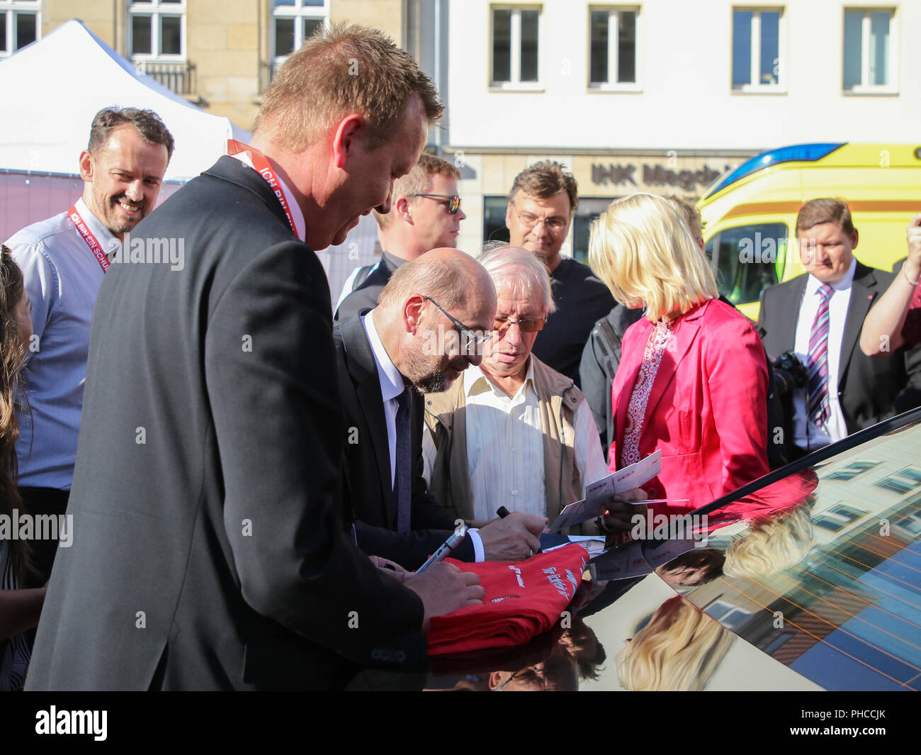 Le président du parti SPD et candidat de chancelier Martin Schulz donne à autograms Banque D'Images