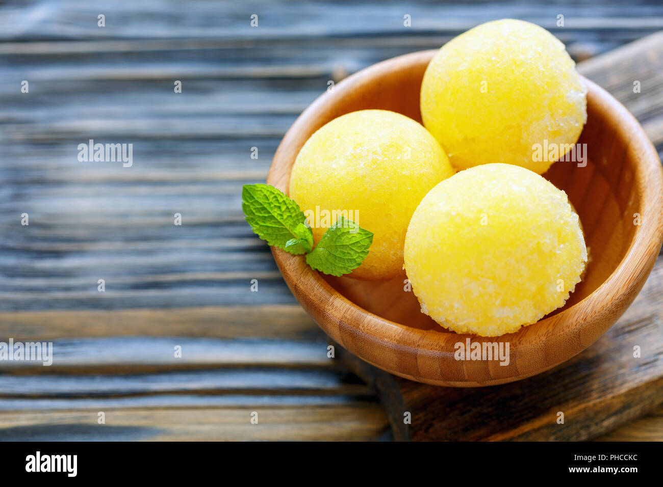 Boules de sorbet de melon dans un bol en bois. Banque D'Images