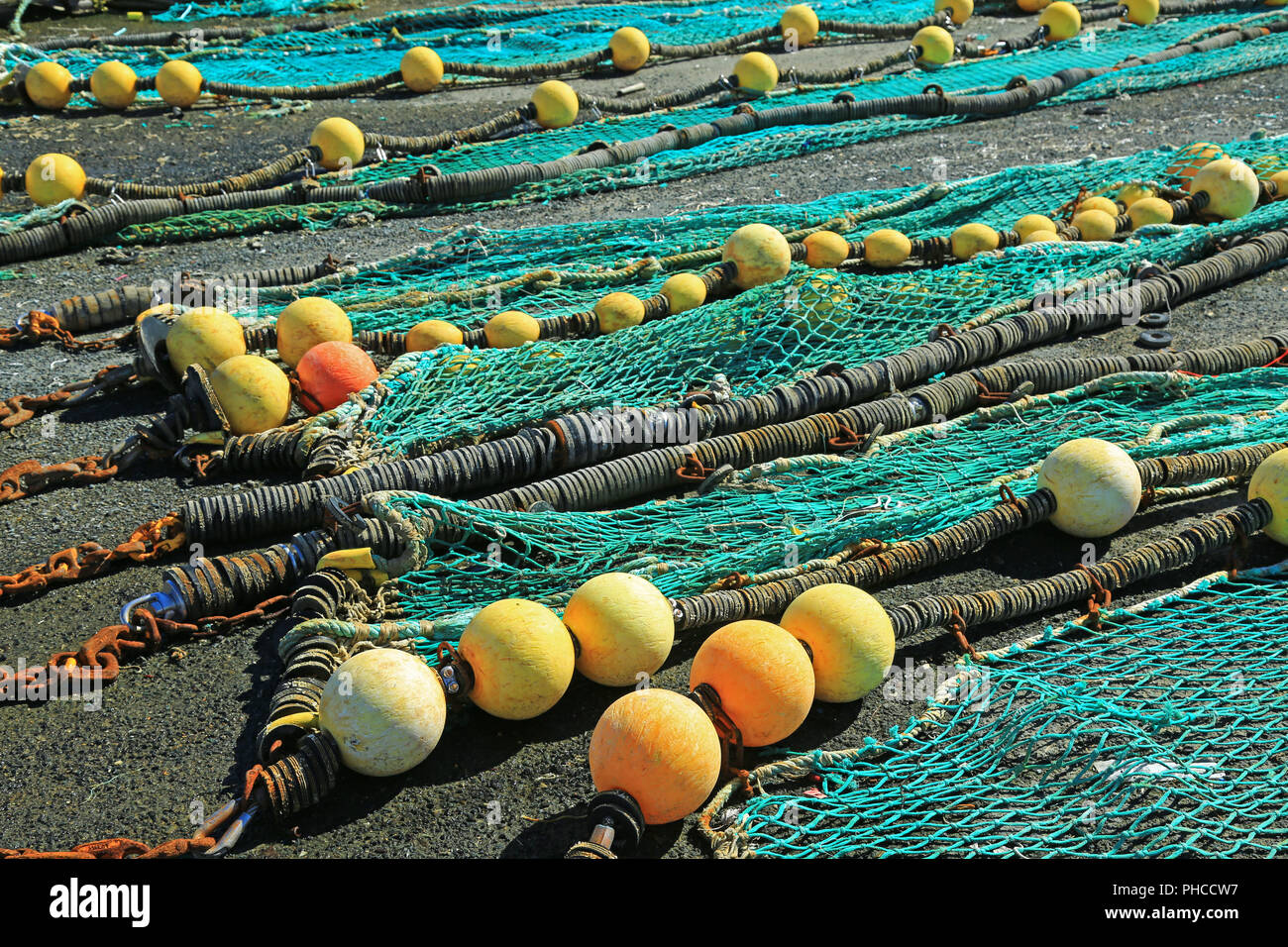 Les filets de pêche dans un port en France Banque D'Images