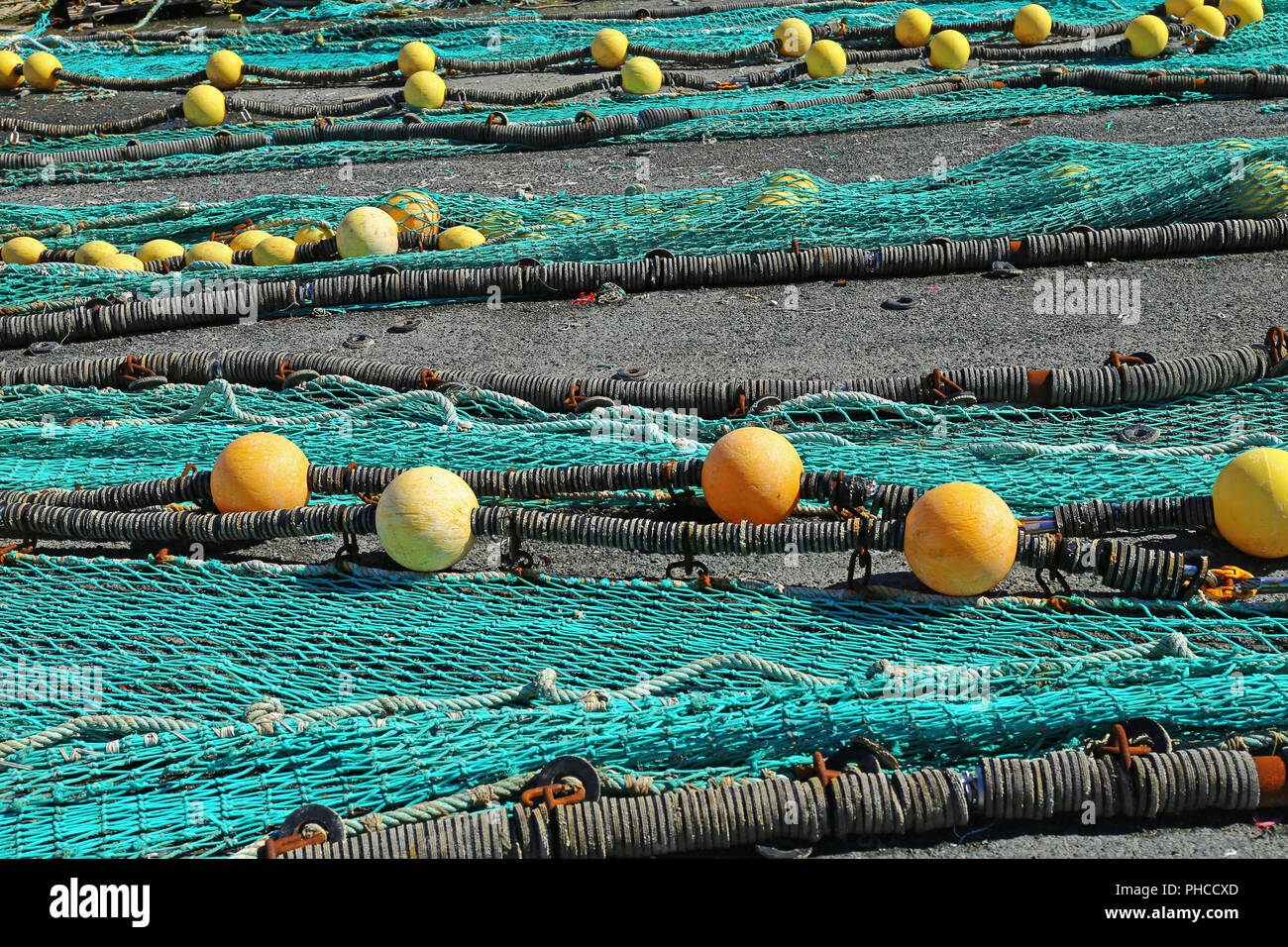 Les filets de pêche dans un port en France Banque D'Images