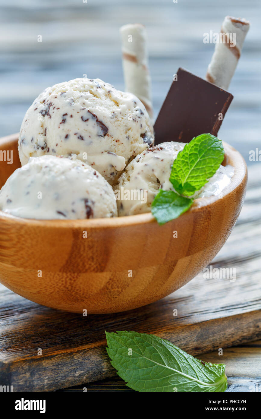 La crème glacée à la vanille avec des miettes de chocolat. Banque D'Images