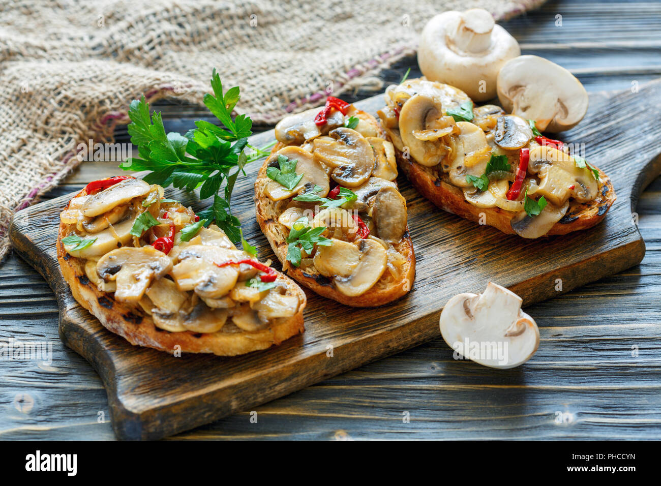 Crostini avec les champignons et les oignons grillés. Banque D'Images