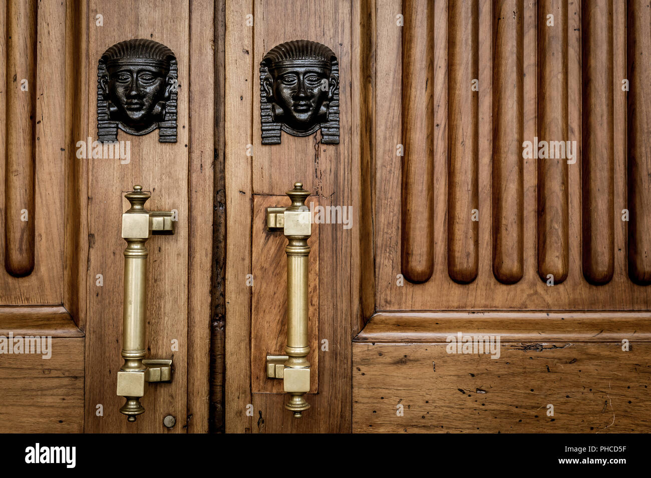 Têtes de sphinx à l'entrée porte en bois Banque D'Images