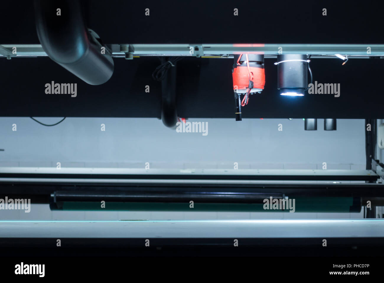 Processus technique de fixation de la plaque de l'industrie de la flexographie personne machine Banque D'Images Processus technique de fixation de la plaque de l'industrie de la flexographie personne machine Banque D'Images