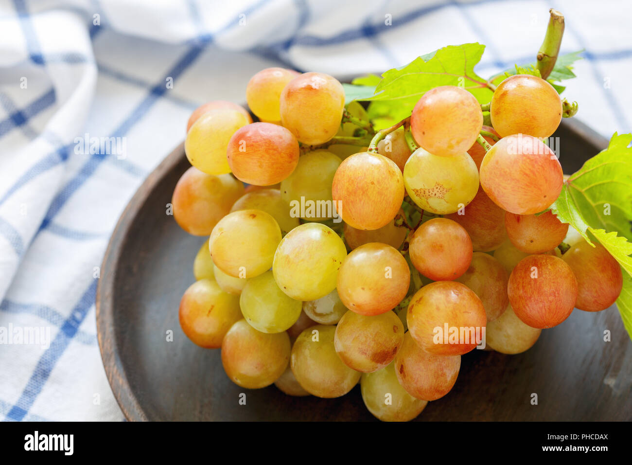 Grappe de raisin sur un plat libre. Banque D'Images
