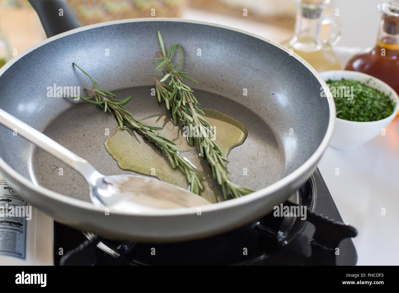 Cuisinière à gaz portable sur la table Banque D'Images