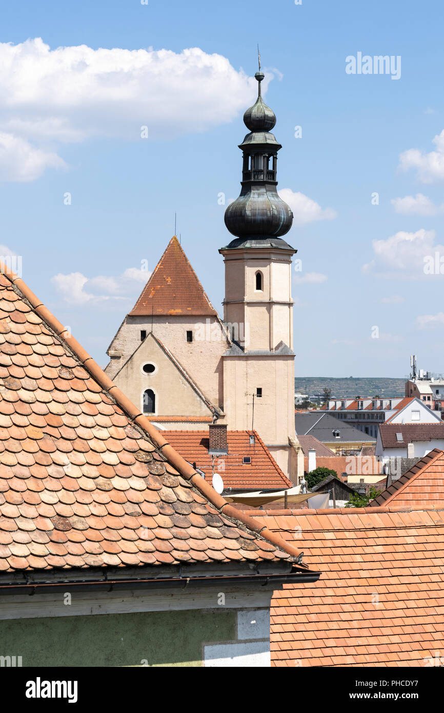 Une vue aérienne de l'Église (Minoritenkirche Minoriten), autrefois un monastère et maintenant un centre d'exposition de Stein an der Donau, Autriche Banque D'Images