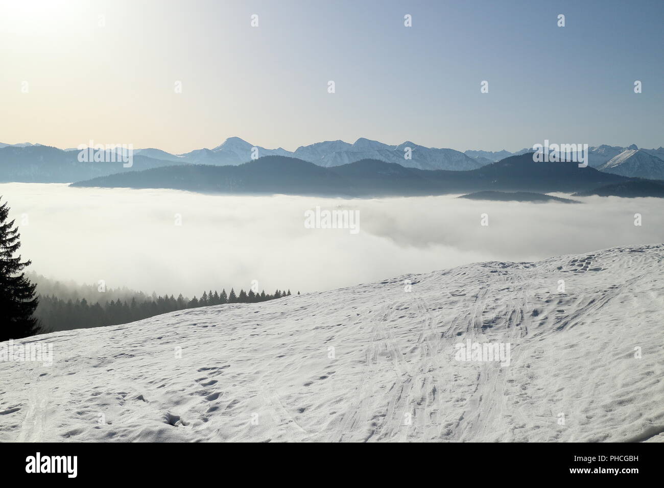 Les pistes de ski sur paysage de montagne Banque D'Images