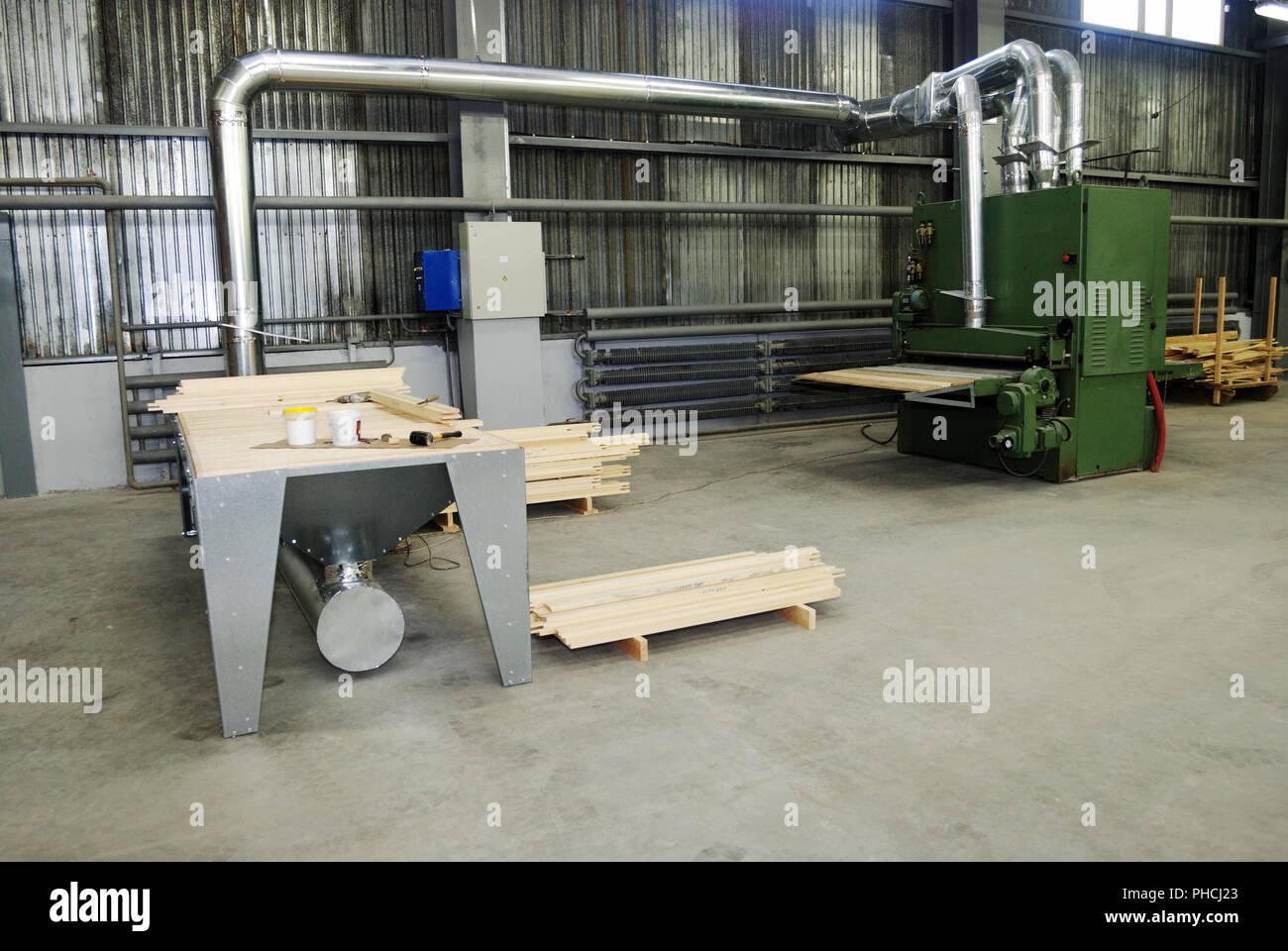 Fabrication de fenêtres en bois en usine Banque D'Images