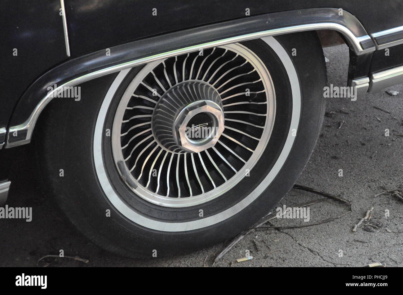 Jante et pneu sur mon 1979 Lincoln Continental Collector's Series Photo  Stock - Alamy