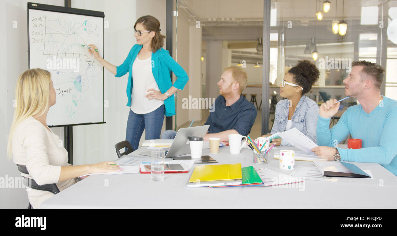 Les gens à l'écoute de collègue in office Banque D'Images