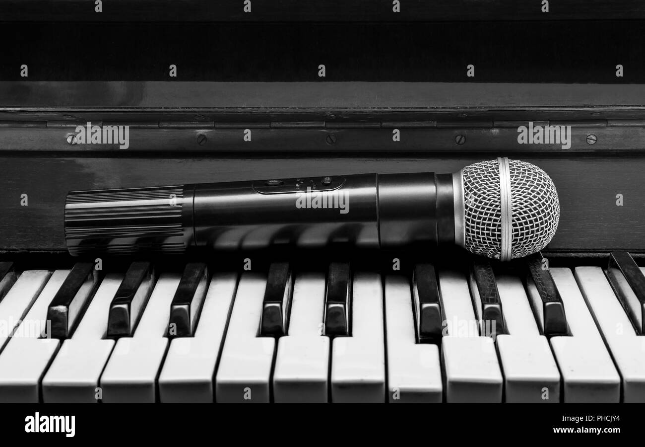 Microphone sans fil et piano Banque D'Images