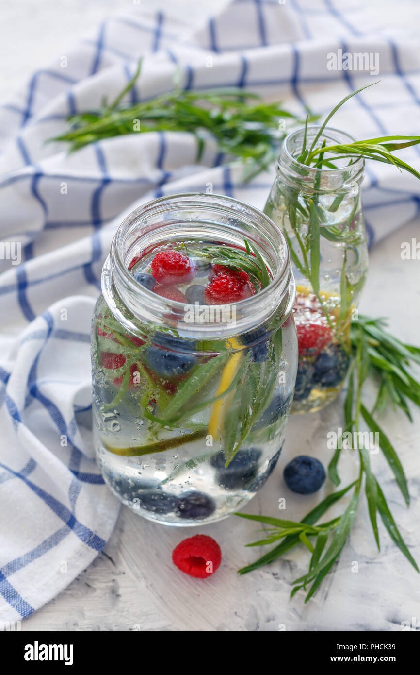 Verre de bleuets, framboises mûres et l'estragon. Banque D'Images