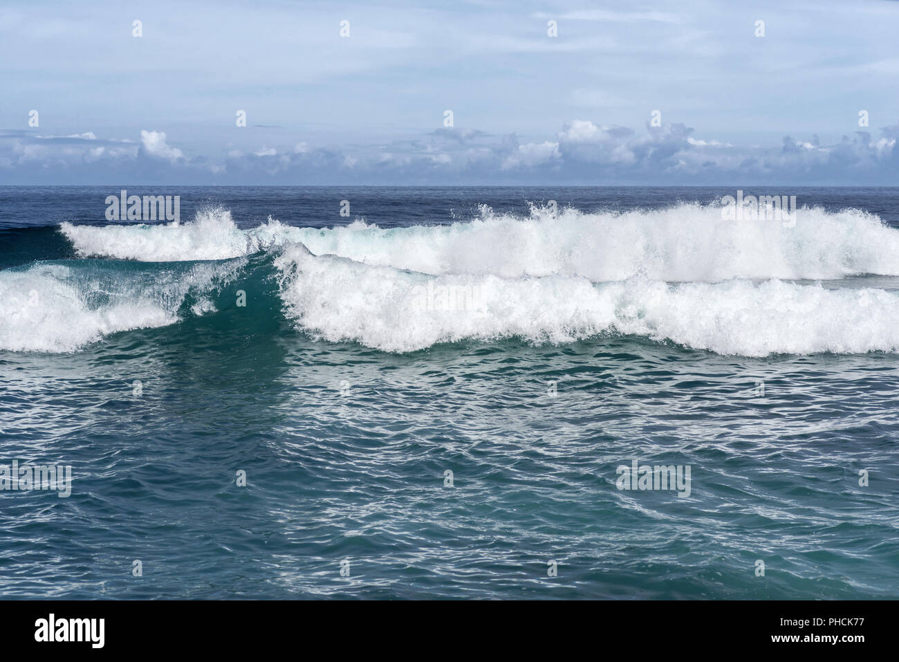 Les vagues de la mer de l'île des Açores Banque D'Images