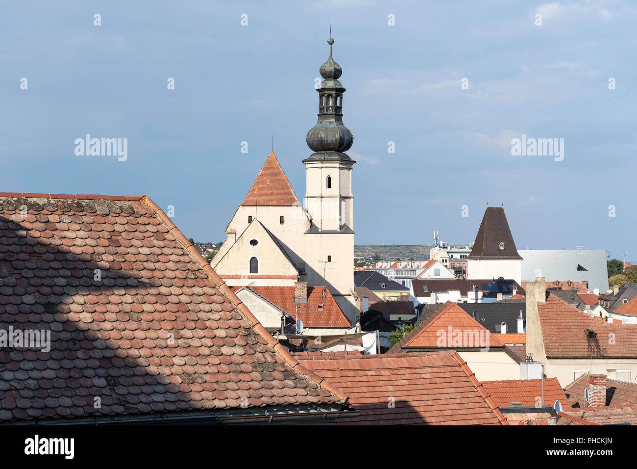 Une vue aérienne de l'Église (Minoritenkirche Minoriten), autrefois un monastère et maintenant un centre d'exposition de Stein an der Donau, Autriche Banque D'Images