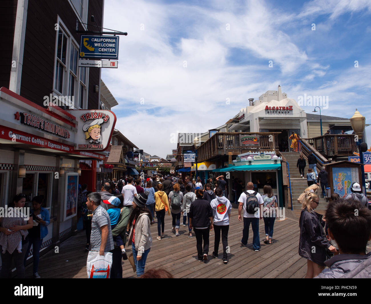 Foule de gens au Pier 39 Fishermans Wharf Banque D'Images