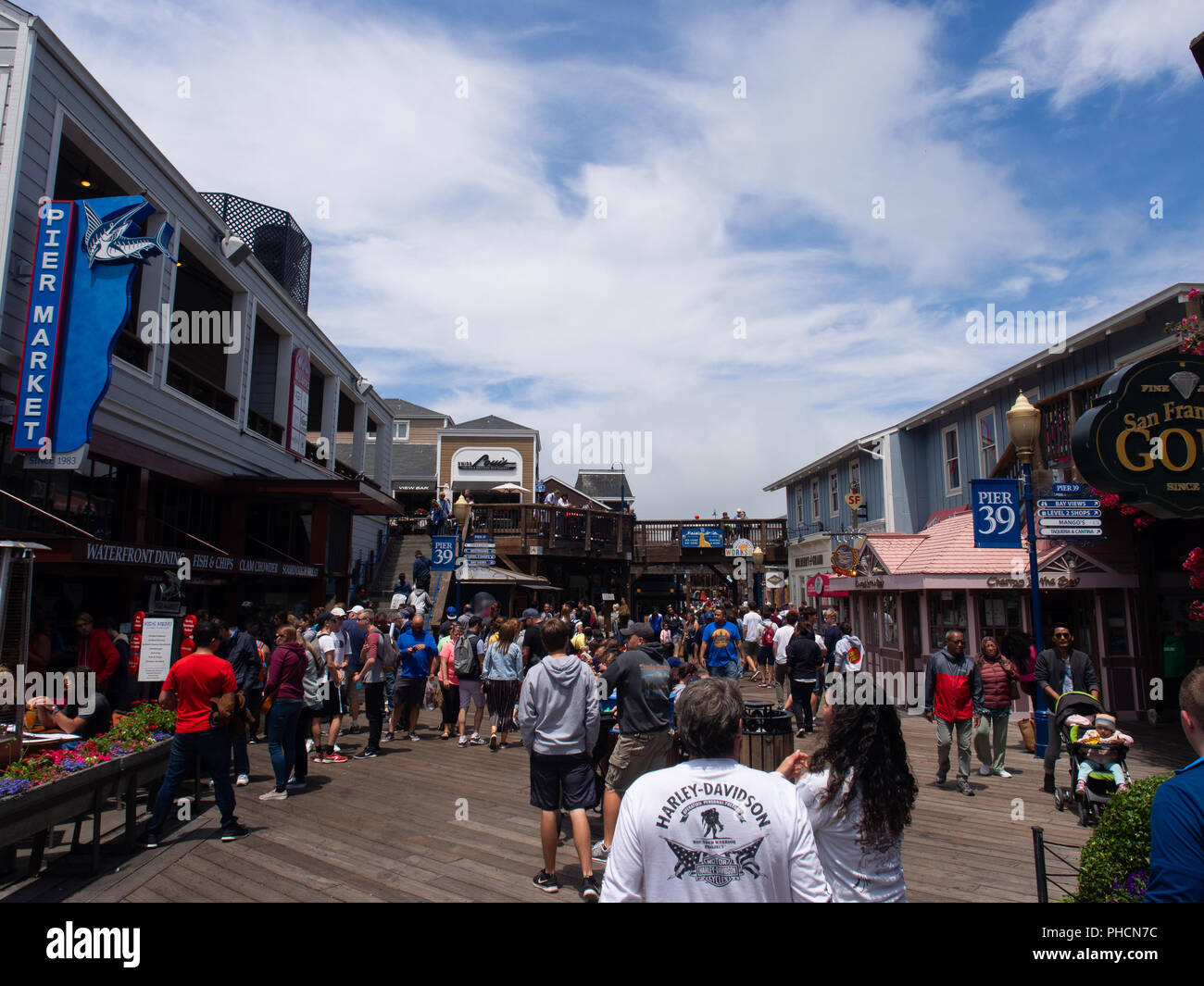 Foule de gens au Pier 39 Fishermans Wharf Banque D'Images