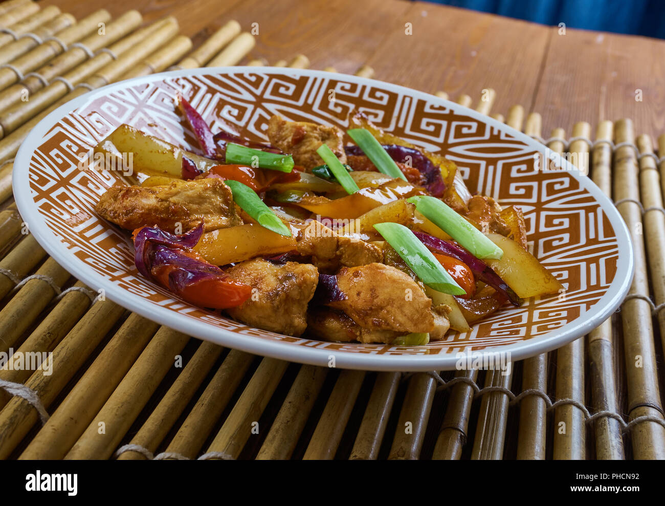 Sauté de poulet et légumes chinois Banque D'Images