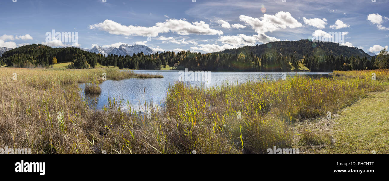 Vue grand angle jusqu'au lac en Bavière avec montagnes des Alpes Banque D'Images Vue grand angle jusqu'au lac en Bavière avec montagnes des Alpes Banque D'Images