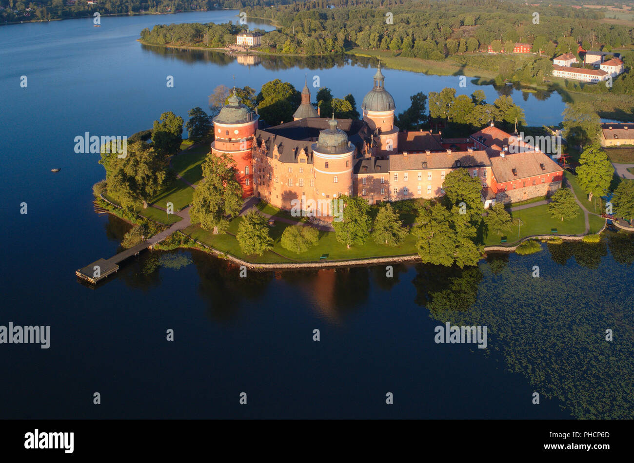 Vue aérienne de la 16e siècle château Gripsholm et lac Maleren dans la ville suédoise Mariefred situé dans la province de Sodermanland. Banque D'Images