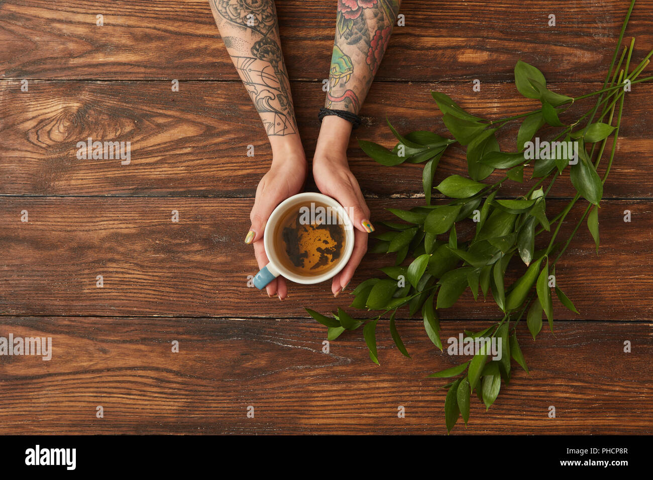 Les mains tenant un plateau tasse Banque D'Images