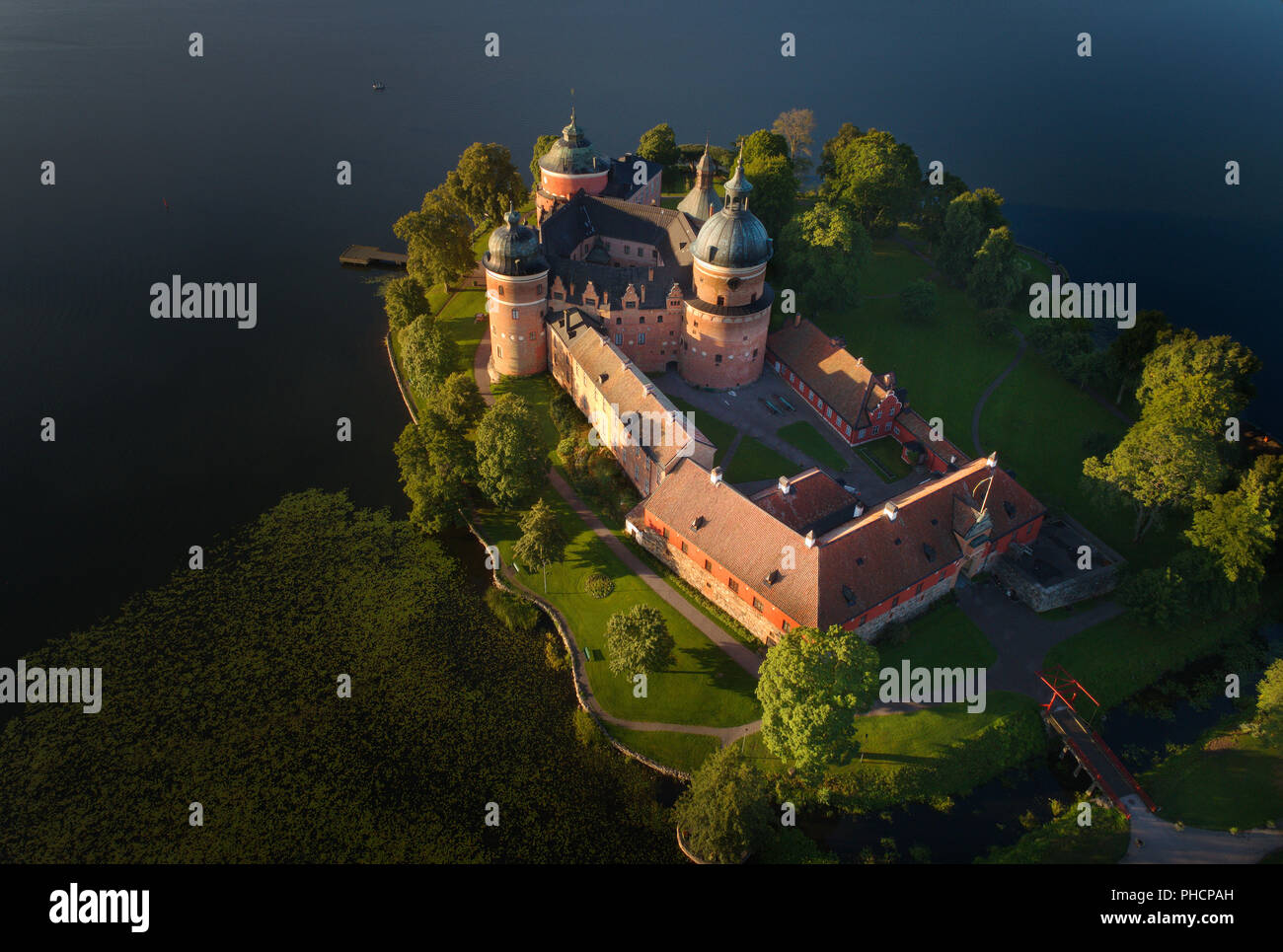 Vue aérienne de l'Agence suédoise de 16 e siècle château Gripsholm situé dans la ville Mariefred pendant les heures de la matinée dans la saison estivale. Banque D'Images