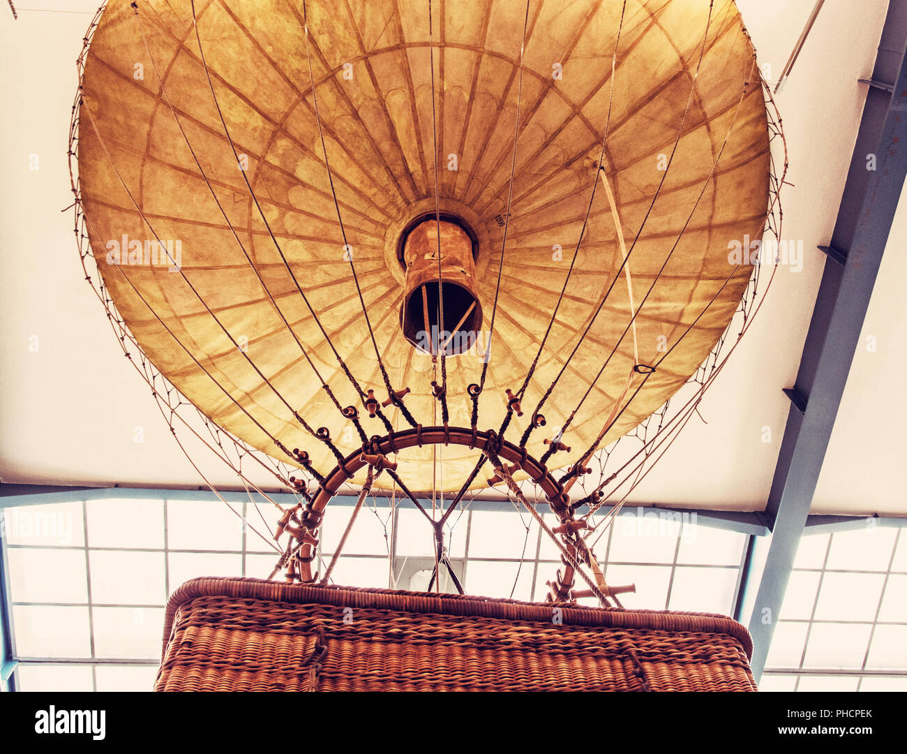 Hot Air Balloon historique, Musée Technique National de Prague, en République tchèque. L'histoire du transport la pièce. Filtre photo rouge. Banque D'Images