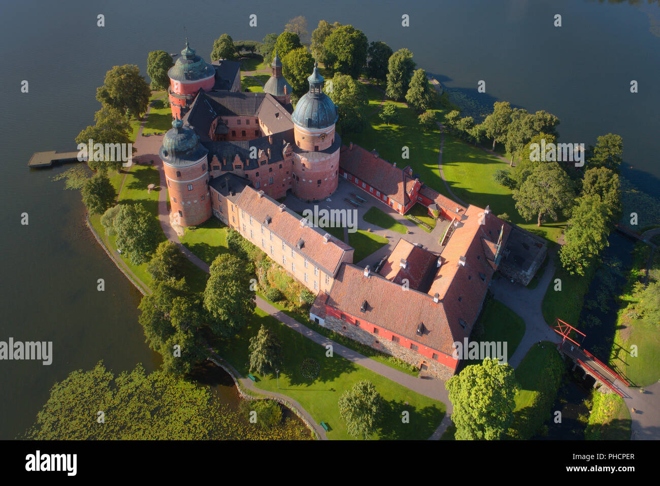 Vue aérienne de la 16e siècle château Gripsholm situé dans la province suédoise de Sodermanland entouré de Lake Malaren. Banque D'Images