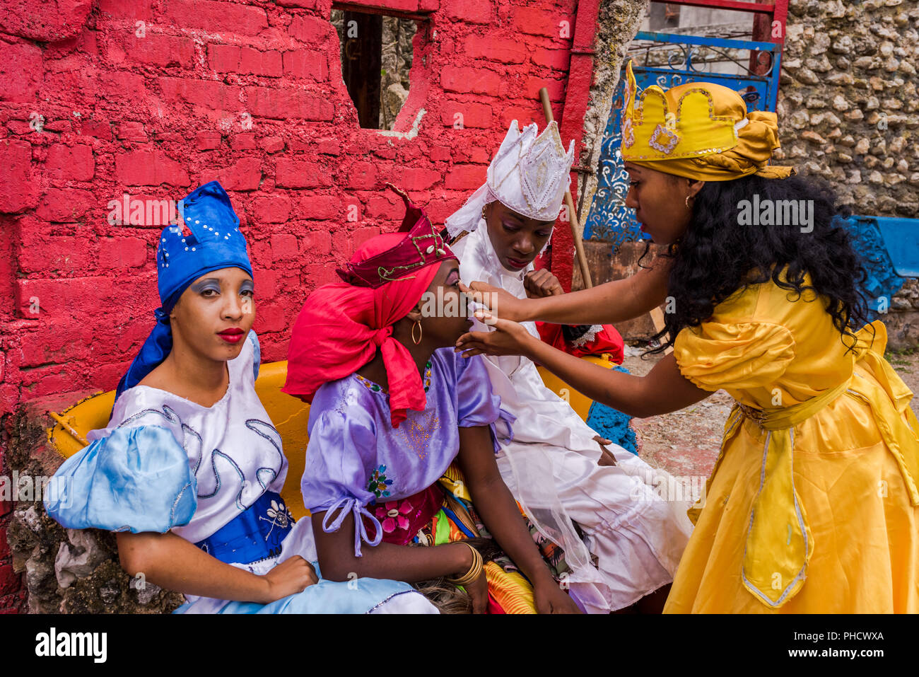 La Havane, Cuba / 20 mars 2016 : les femmes cubaines en costume maquillage fixation avant de Santeria performance à Hamel Alley. Banque D'Images