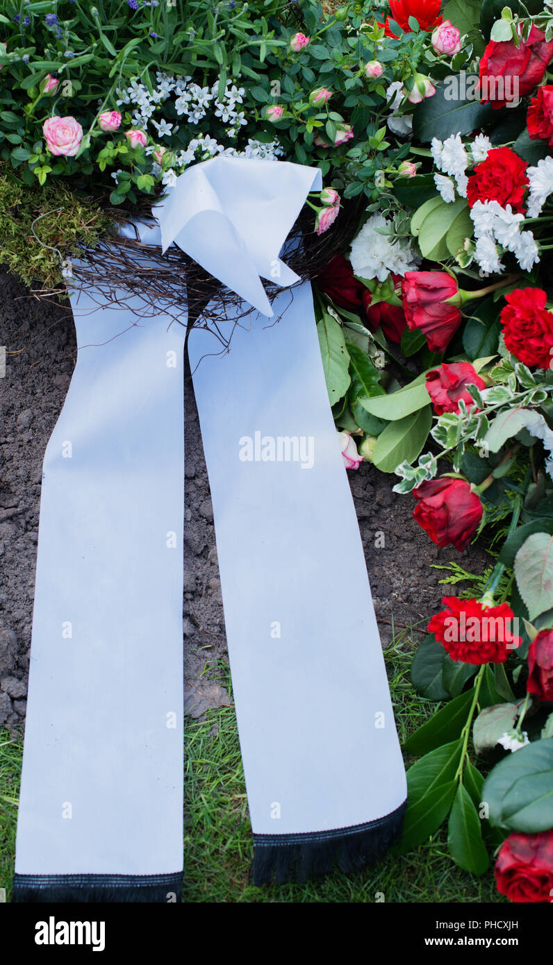 Fleurs après un enterrement dans un vieux cimetière Banque D'Images