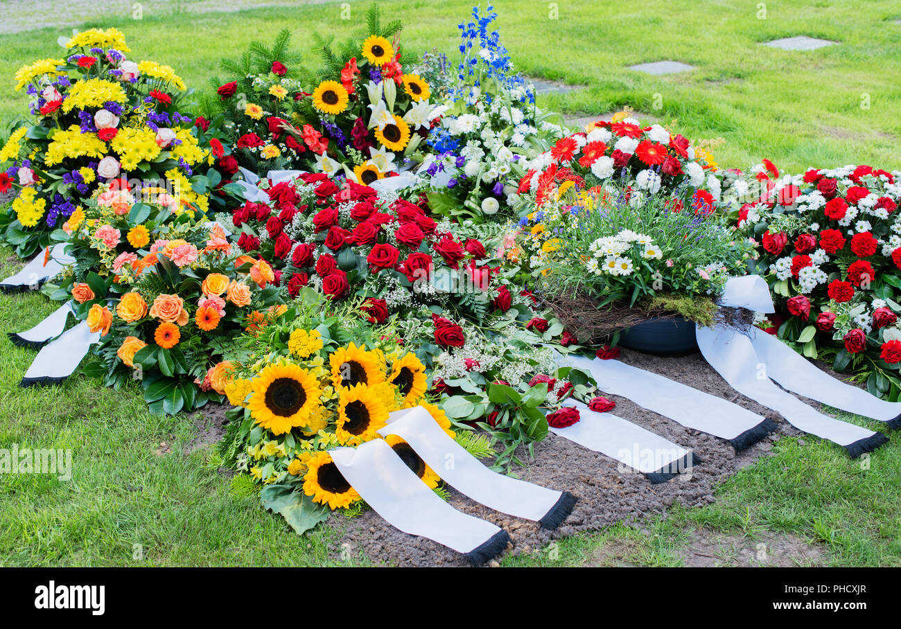 Fleurs après un enterrement dans un vieux cimetière Banque D'Images