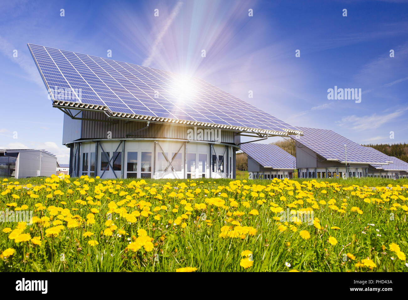 Des panneaux solaires sur toit avec des rayons de soleil Banque D'Images